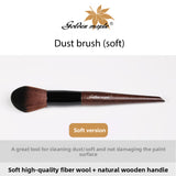 Soft bristles combined with a natural wooden handle gently remove dust from miniatures without damaging their surfaces.