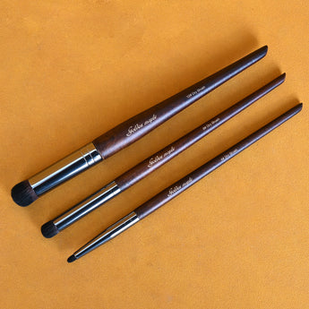 Three complete dry brushing brushes of different sizes.