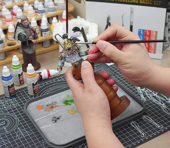 Paint with Kolinsky sable brushes and ergonomic miniature holder.
