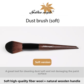 Soft bristles combined with a natural wooden handle gently remove dust from miniatures without damaging their surfaces.​